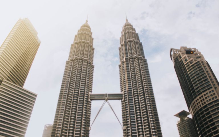 ini adalah menara petronas yang terkenal di kuala lumour